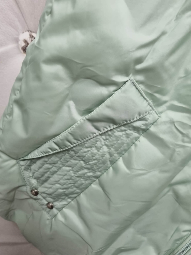 kamizelka-iris-happy-house-mietowa-pistacja-pikowana-bezrekawnik-damski-kaptur-sweterkowy-lekka-wiosenna-regulowana-modna-elegancka-butik-szykownia-10