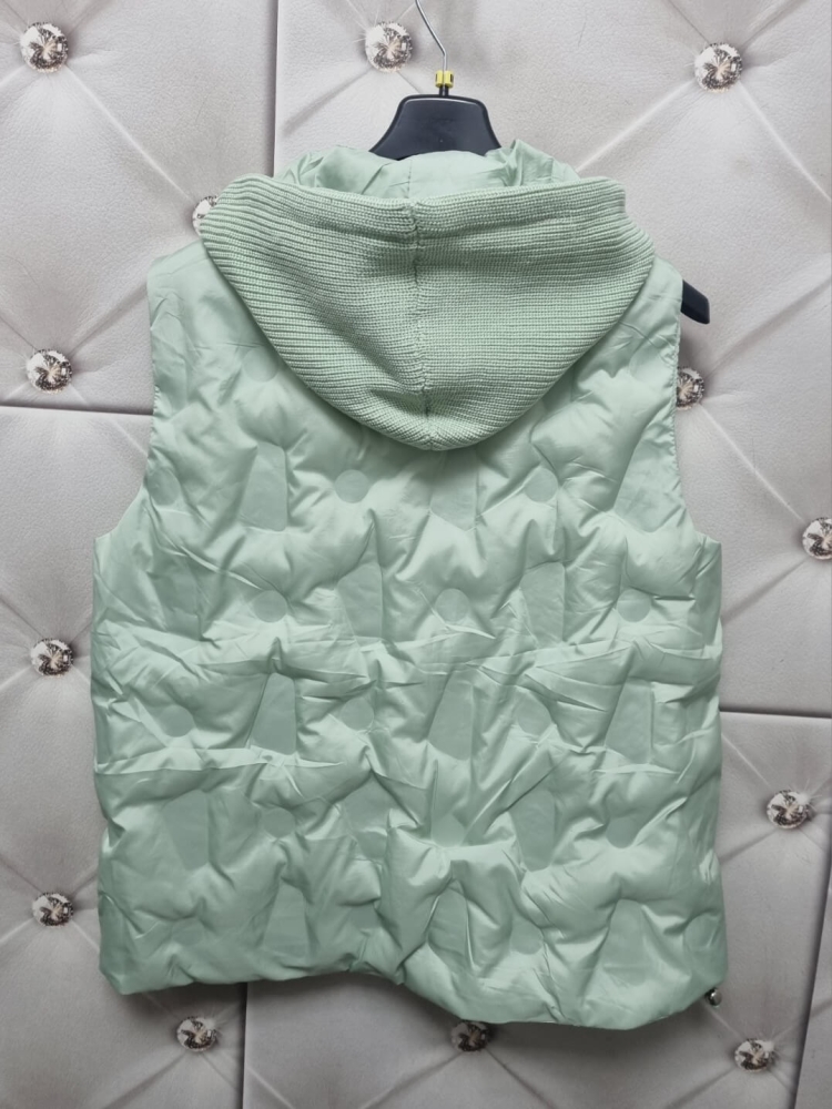 kamizelka-iris-happy-house-mietowa-pistacja-pikowana-bezrekawnik-damski-kaptur-sweterkowy-lekka-wiosenna-regulowana-modna-elegancka-butik-szykownia-11