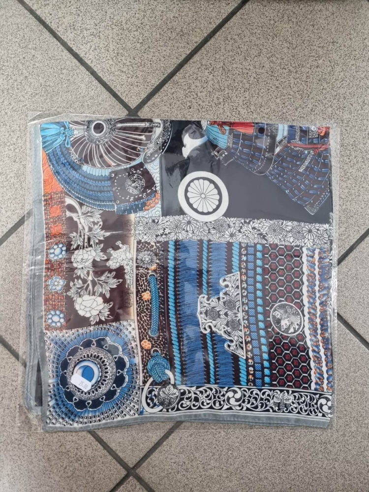 gawroszka-marine-apaszka-70x70-sliska-jak-jedwab-granatowa-z-niebiesko-czarnym-i-bialym-wzorem-elegancka-damska-apaszka-do-szyi-wlosow-torebki-wiskoza-silk-poliester-wzorzysta-klasyczna-modny-dodatek-wiosna-lato-butik-szykownia-4