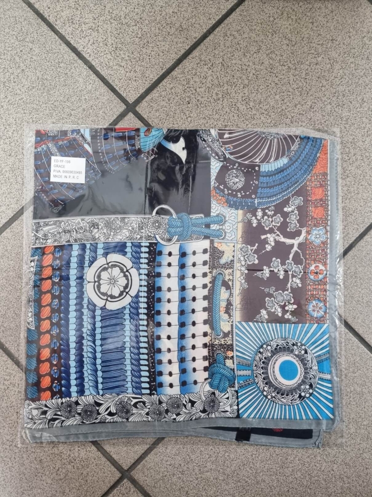 gawroszka-marine-apaszka-70x70-sliska-jak-jedwab-granatowa-z-niebiesko-czarnym-i-bialym-wzorem-elegancka-damska-apaszka-do-szyi-wlosow-torebki-wiskoza-silk-poliester-wzorzysta-klasyczna-modny-dodatek-wiosna-lato-butik-szykownia-5