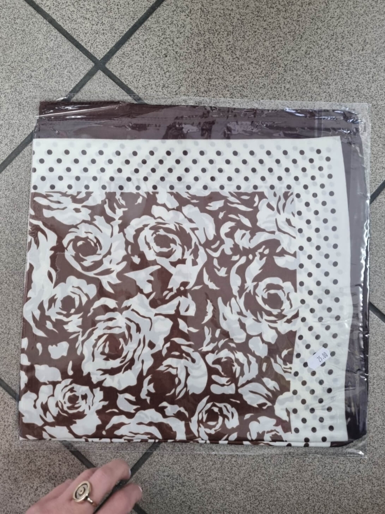 gawroszka-marine-apaszka-70x70-sliska-jak-jedwab-czekoladowy-braz-kremowa-roze-kropki-elegancka-damska-apaszka-do-szyi-wlosow-torebki-wiskoza-silk-poliester-wzorzysta-modny-dodatek-wiosna-lato-butik-szykownia-4