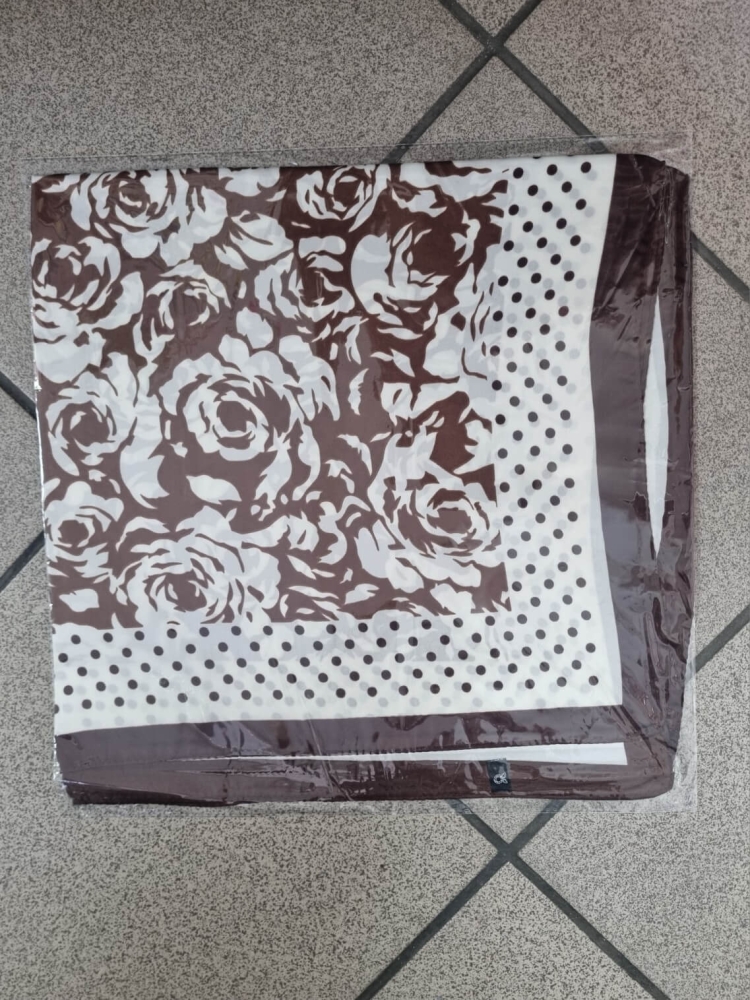 gawroszka-marine-apaszka-70x70-sliska-jak-jedwab-czekoladowy-braz-kremowa-roze-kropki-elegancka-damska-apaszka-do-szyi-wlosow-torebki-wiskoza-silk-poliester-wzorzysta-modny-dodatek-wiosna-lato-butik-szykownia-5