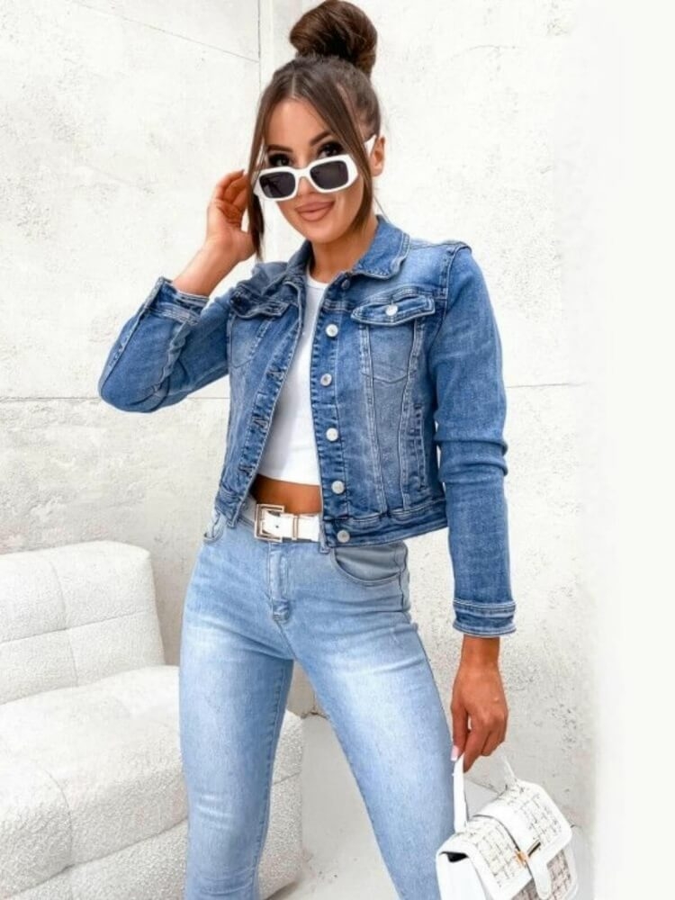 katana-jeansowa-smagli-sky-kurtka-jeansowa-damska-taliowana-denim-niebieska-z-przetarciami-elastyczna-wiosenna-kurtka-jeansowa-damska-casual-denim-look-butik-szykownia-2