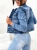katana-jeansowa-smagli-sky-kurtka-jeansowa-damska-taliowana-denim-niebieska-z-przetarciami-elastyczna-wiosenna-kurtka-jeansowa-damska-casual-denim-look-butik-szykownia-4