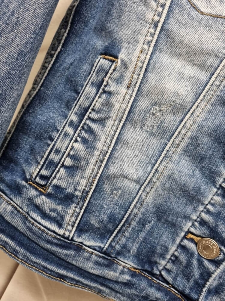 katana-jeansowa-smagli-sky-kurtka-jeansowa-damska-taliowana-denim-niebieska-z-przetarciami-elastyczna-wiosenna-kurtka-jeansowa-damska-casual-denim-look-butik-szykownia-13