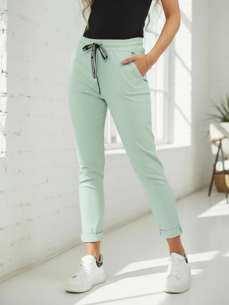 spodnie-kayax-maselko-cygaretki-pistacja-mieta-pastelowe-elastyczne-spodnie-damskie-cygaretki-dresowe-eleganckie-spodnie-na-gumie-spodnie-z-troczkiem-spodnie-casual-wygodne-spodnie-damskie-bawelna-elastan-butik-szykownia-4