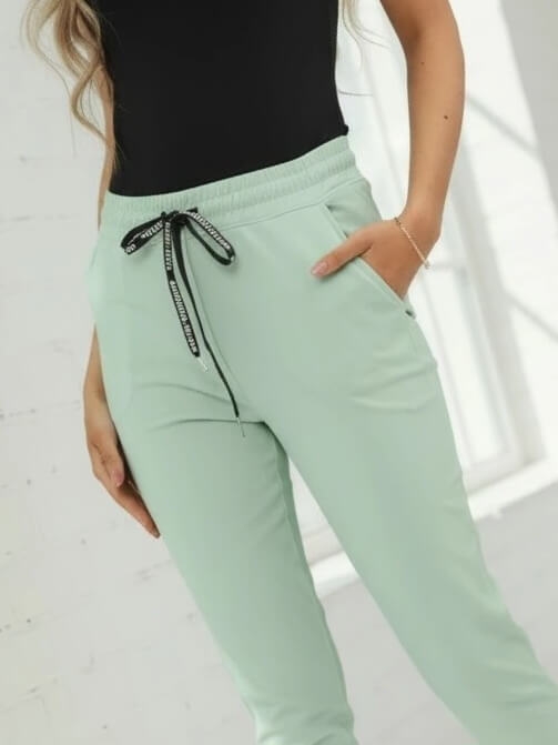 spodnie-kayax-maselko-cygaretki-pistacja-mieta-pastelowe-elastyczne-spodnie-damskie-cygaretki-dresowe-eleganckie-spodnie-na-gumie-spodnie-z-troczkiem-spodnie-casual-wygodne-spodnie-damskie-bawelna-elastan-butik-szykownia-7