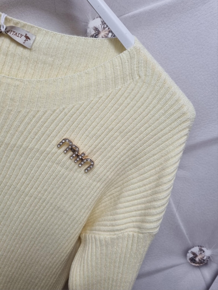 bluzka-prążkowana-livans-pastelowa-zolta-dekolt-łódka-falbanka-richelieu-broszka-min-min-elastyczna-wiskoza-elegancka-damska-uniwersalna-made-in-italy-butik-szykownia-9