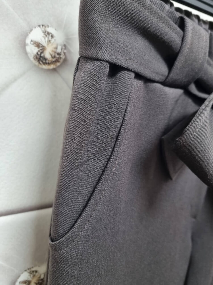 spodnie-paperbag-amelia-gorzka-czekolada-brazowe-lavina-wysoki-stan-eleganckie-damskie-spodnie-wiazane-w-pasie-paperbag-spodnie-do-pracy-casual-biznesowe-spodnie-damskie-modne-spodnie-2026-butik-szykownia-11