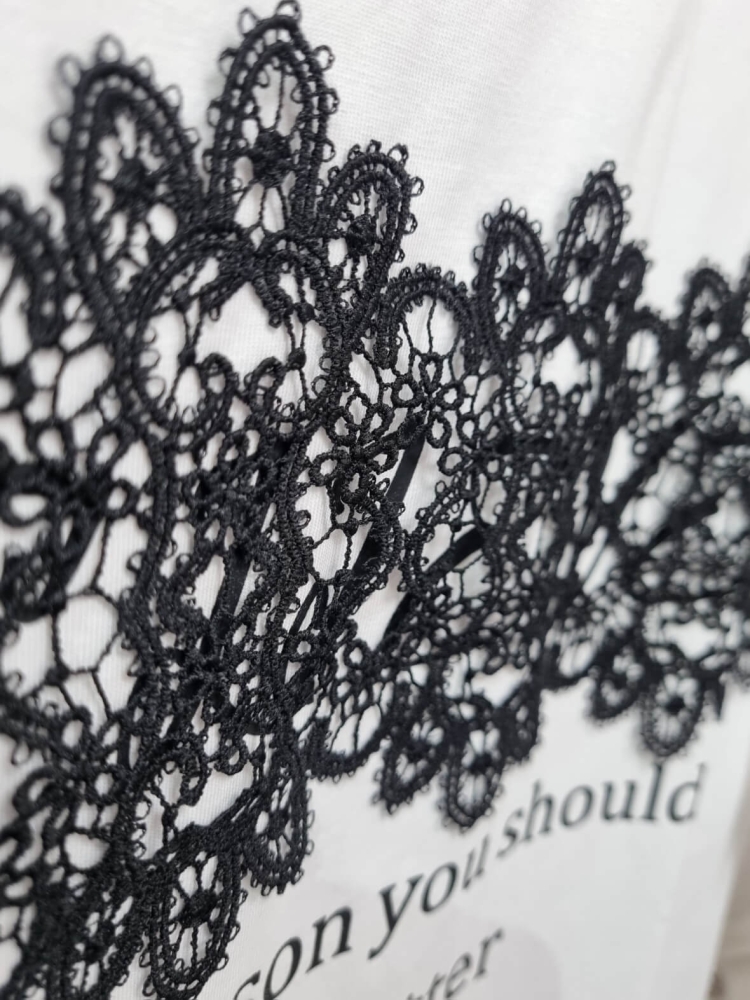 bluzka-tshirt-koronka-napisy-motto-punto-biala-bawelna-100-aplikacje-3d-wloska-produkcja-motylki-nadruk-letnia-wiosenna-casual-basic-uniwersalna-butik-szykownia-12