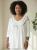 bluzka-oversize-bigsize-overchic-biala-smietankowa-duze-v-cekiny-polysk-wiskoza-elastan-wiosna-lato-elegancka-komfortowa-butik-szykownia-4
