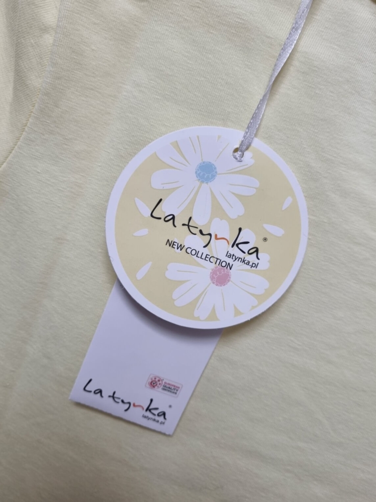 bluzka-tshirt-simple-latynka-pastelowy-zolty-napis-bialy-small-size-bawelna-elastan-minimalistyczny-basic-krotki-rekaw-okragly-dekolt-polska-produkcja-butik-szykownia-2026-5