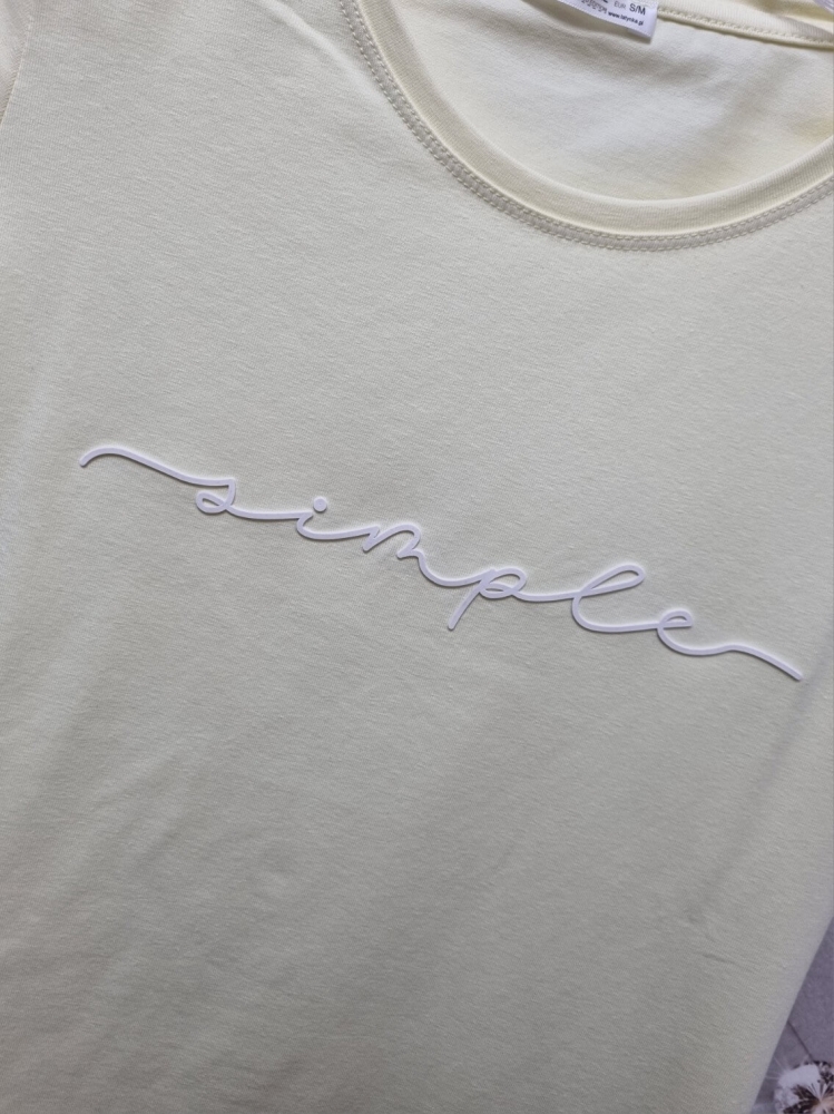 bluzka-tshirt-simple-latynka-pastelowy-zolty-napis-bialy-small-size-bawelna-elastan-minimalistyczny-basic-krotki-rekaw-okragly-dekolt-polska-produkcja-butik-szykownia-2026-10