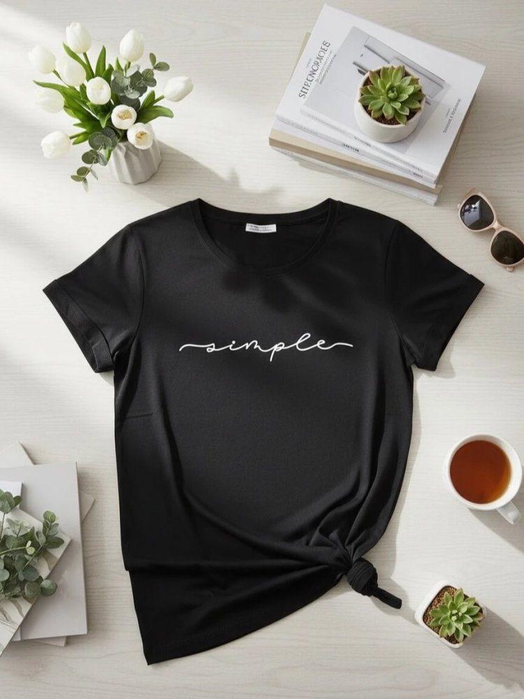 bluzka-tshirt-simple-latynka-czarna-napis-bialy-small-size-bawelna-elastan-minimalistyczny-basic-krotki-rekaw-okragly-dekolt-polska-produkcja-kolekcja-wiosna-2026-butik-szykownia-4