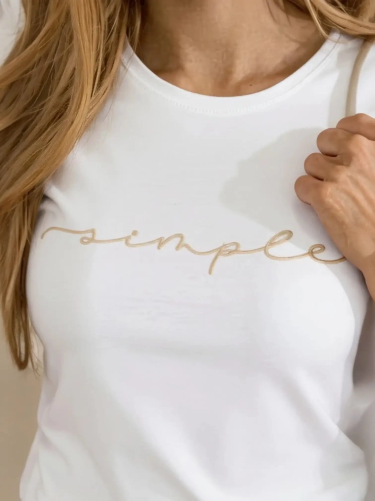 bluzka-tshirt-simple-latynka-biala-napis-bezowy-small-size-bawelna-elastan-minimalistyczny-basic-krotki-rekaw-okragly-dekolt-polska-produkcja-kolekcja-wiosna-2026-butik-szykownia-6