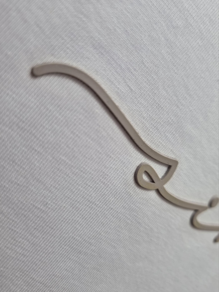 bluzka-tshirt-simple-latynka-biala-napis-bezowy-small-size-bawelna-elastan-minimalistyczny-basic-krotki-rekaw-okragly-dekolt-polska-produkcja-kolekcja-wiosna-2026-butik-szykownia-13