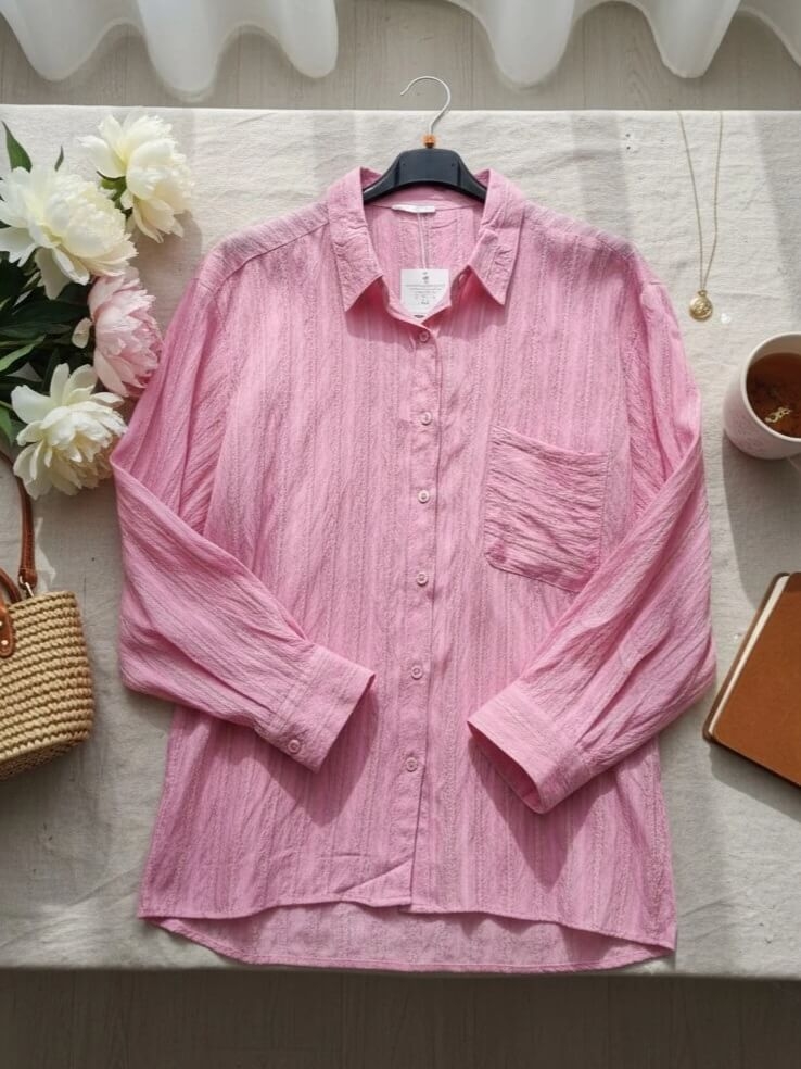 koszula-stripe-latynka-rozowa-pink-bawelna-oversize-pionowe-bezowe-paski-pognieciona-struktura-kieszonka-tyl-zakladka-100-bawelna-kolekcja-wiosna-2026-butik-szykownia-3