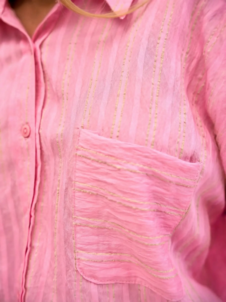 koszula-stripe-latynka-rozowa-pink-bawelna-oversize-pionowe-bezowe-paski-pognieciona-struktura-kieszonka-tyl-zakladka-100-bawelna-kolekcja-wiosna-2026-butik-szykownia-5