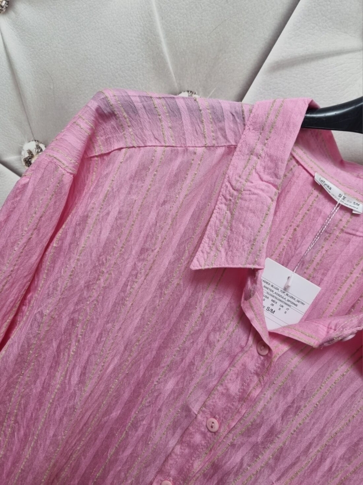 koszula-stripe-latynka-rozowa-pink-bawelna-oversize-pionowe-bezowe-paski-pognieciona-struktura-kieszonka-tyl-zakladka-100-bawelna-kolekcja-wiosna-2026-butik-szykownia-8