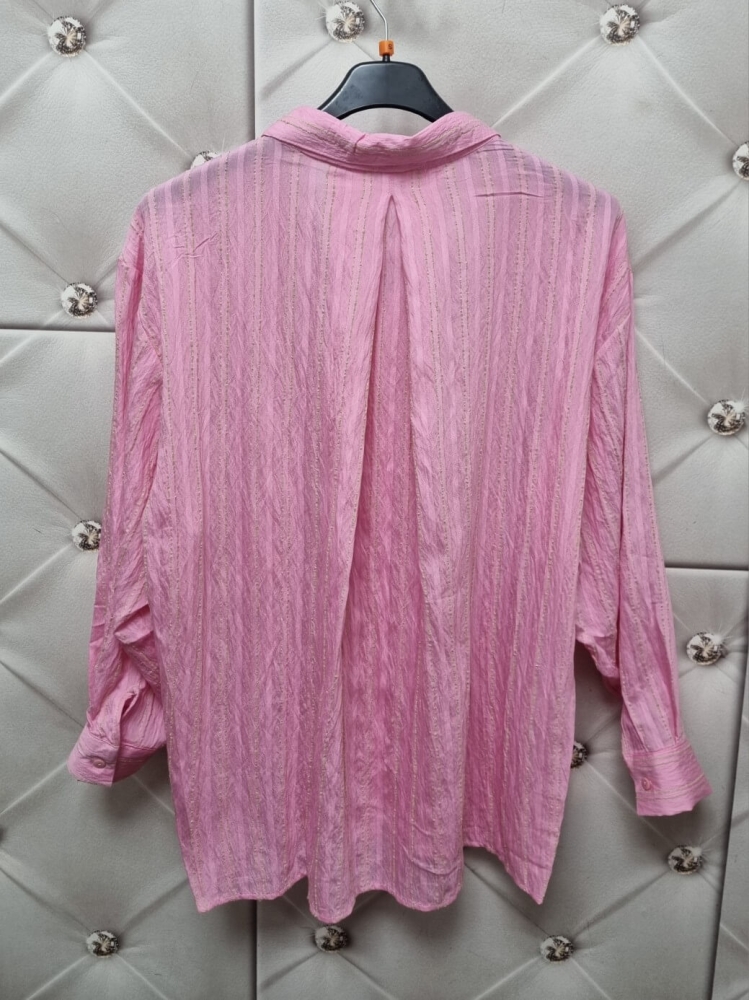 koszula-stripe-latynka-rozowa-pink-bawelna-oversize-pionowe-bezowe-paski-pognieciona-struktura-kieszonka-tyl-zakladka-100-bawelna-kolekcja-wiosna-2026-butik-szykownia-11