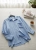 koszula-stripe-latynka-niebieska-baby-blue-bawelna-oversize-pionowe-bezowe-paski-pognieciona-struktura-kieszonka-tyl-zakladka-100-bawelna-kolekcja-wiosna-2026-butik-szykownia-3