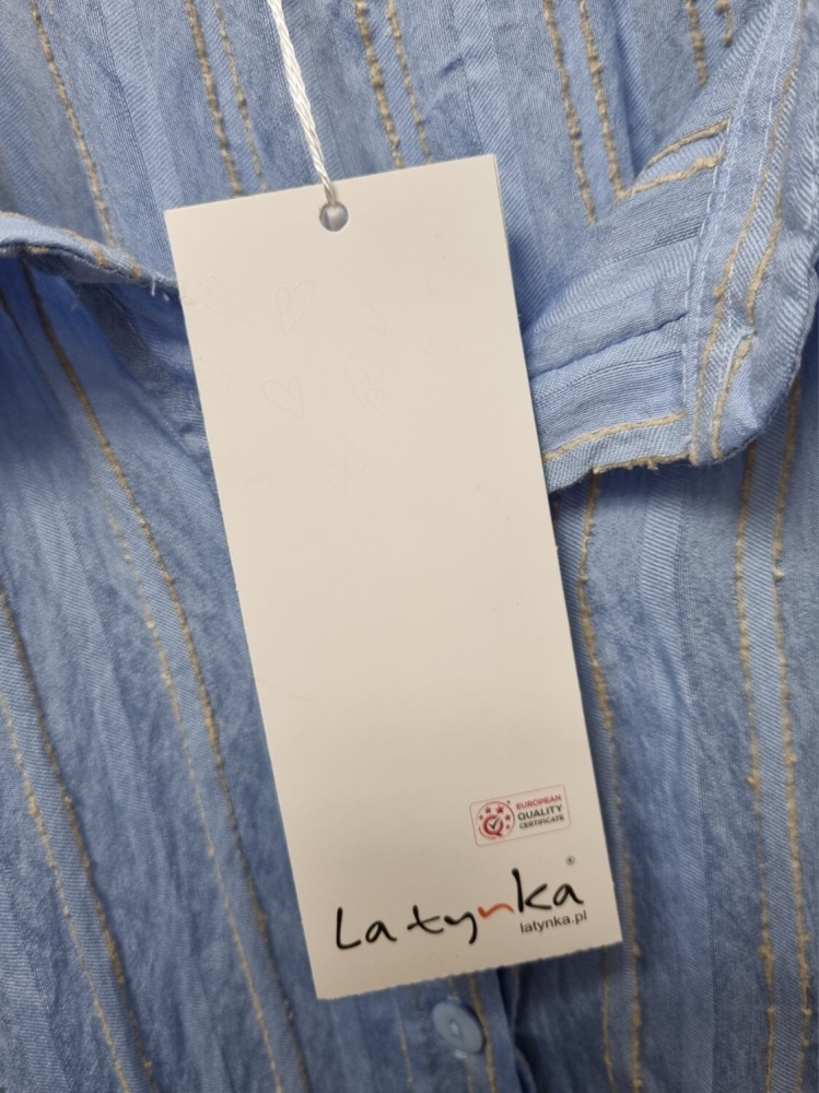 koszula-stripe-latynka-niebieska-baby-blue-bawelna-oversize-pionowe-bezowe-paski-pognieciona-struktura-kieszonka-tyl-zakladka-100-bawelna-kolekcja-wiosna-2026-butik-szykownia-6