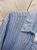 koszula-stripe-latynka-niebieska-baby-blue-bawelna-oversize-pionowe-bezowe-paski-pognieciona-struktura-kieszonka-tyl-zakladka-100-bawelna-kolekcja-wiosna-2026-butik-szykownia-8