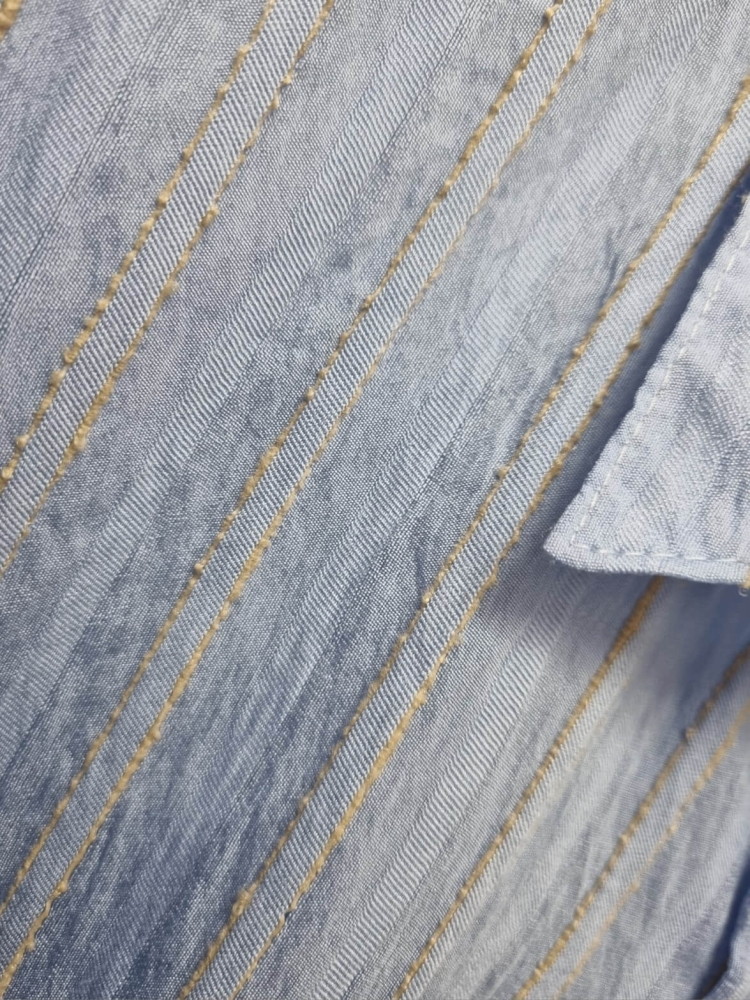 koszula-stripe-latynka-niebieska-baby-blue-bawelna-oversize-pionowe-bezowe-paski-pognieciona-struktura-kieszonka-tyl-zakladka-100-bawelna-kolekcja-wiosna-2026-butik-szykownia-10