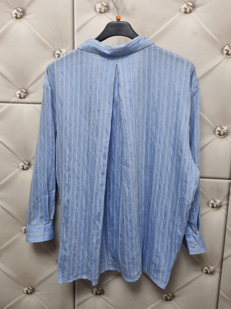koszula-stripe-latynka-niebieska-baby-blue-bawelna-oversize-pionowe-bezowe-paski-pognieciona-struktura-kieszonka-tyl-zakladka-100-bawelna-kolekcja-wiosna-2026-butik-szykownia-11