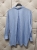 koszula-stripe-latynka-niebieska-baby-blue-bawelna-oversize-pionowe-bezowe-paski-pognieciona-struktura-kieszonka-tyl-zakladka-100-bawelna-kolekcja-wiosna-2026-butik-szykownia-11