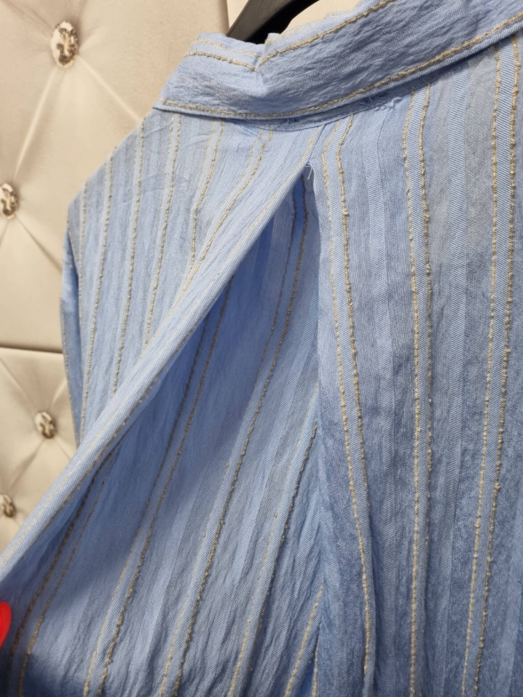 koszula-stripe-latynka-niebieska-baby-blue-bawelna-oversize-pionowe-bezowe-paski-pognieciona-struktura-kieszonka-tyl-zakladka-100-bawelna-kolekcja-wiosna-2026-butik-szykownia-12