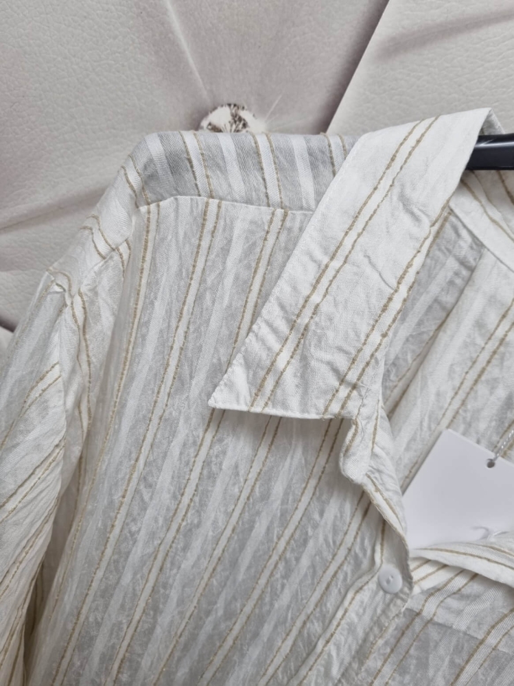 koszula-stripe-latynka-biala-white-bawelna-oversize-pionowe-bezowe-paski-pognieciona-struktura-kieszonka-tyl-zakladka-100-bawelna-kolekcja-wiosna-2026-butik-szykownia-7