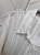 koszula-stripe-latynka-biala-white-bawelna-oversize-pionowe-bezowe-paski-pognieciona-struktura-kieszonka-tyl-zakladka-100-bawelna-kolekcja-wiosna-2026-butik-szykownia-7