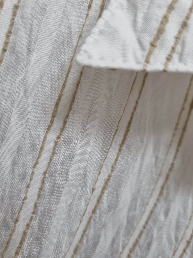 koszula-stripe-latynka-biala-white-bawelna-oversize-pionowe-bezowe-paski-pognieciona-struktura-kieszonka-tyl-zakladka-100-bawelna-kolekcja-wiosna-2026-butik-szykownia-9