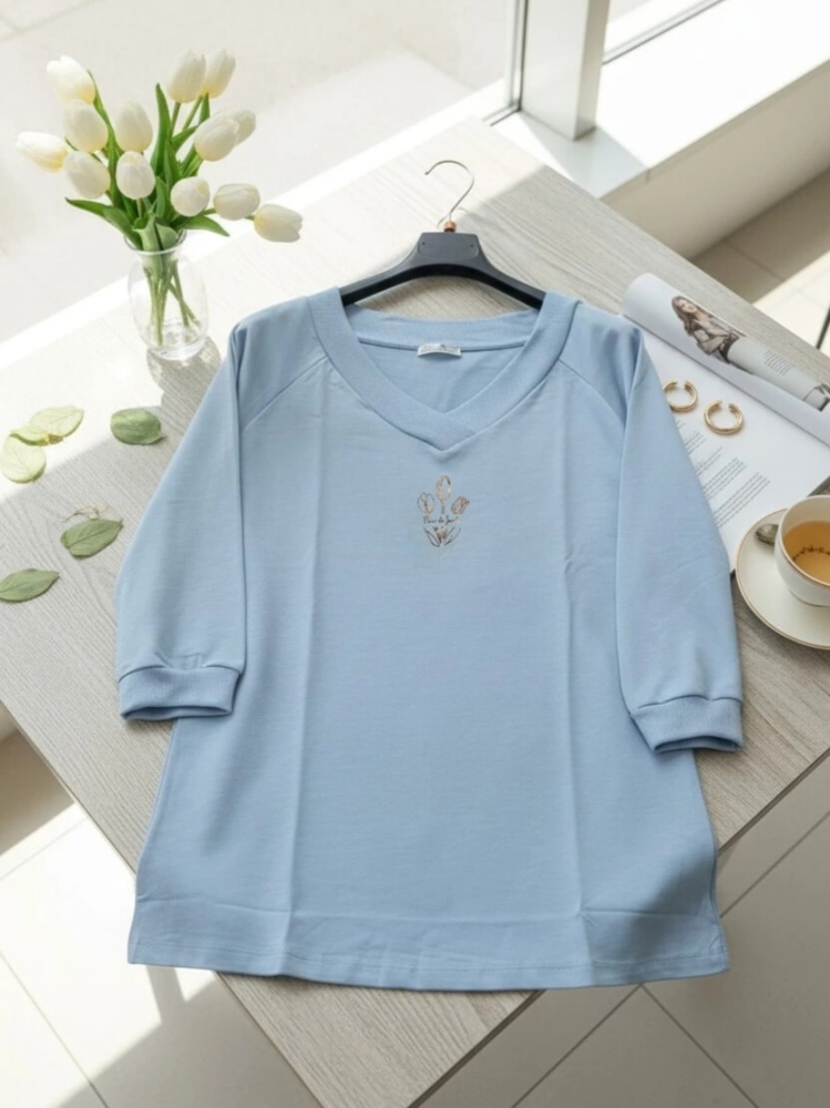 bluzka-fleur-de-jardin-latynka-tulipany-baby-blue-dekolt-v-rekaw-3-4-zlota-aplikacja-kwiaty-elastyczna-bawelna-elastan-rozmiary-standardowe-nadwymiary-kolekcja-wiosna-2026-butik-szykownia-3