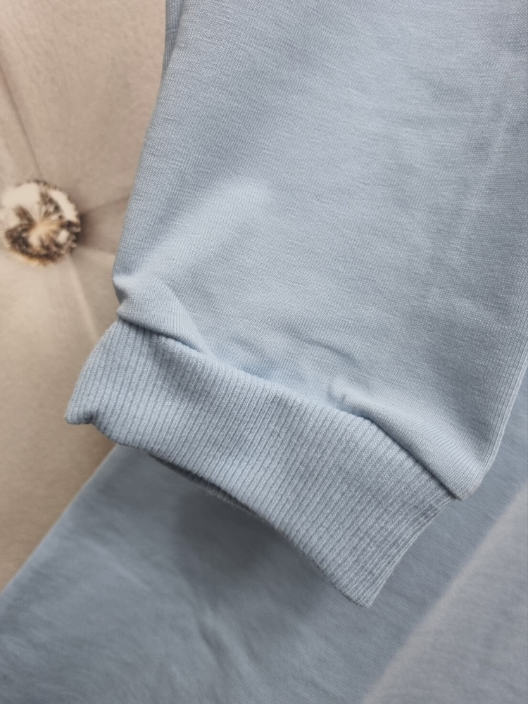 bluzka-fleur-de-jardin-latynka-tulipany-baby-blue-dekolt-v-rekaw-3-4-zlota-aplikacja-kwiaty-elastyczna-bawelna-elastan-rozmiary-standardowe-nadwymiary-kolekcja-wiosna-2026-butik-szykownia-13