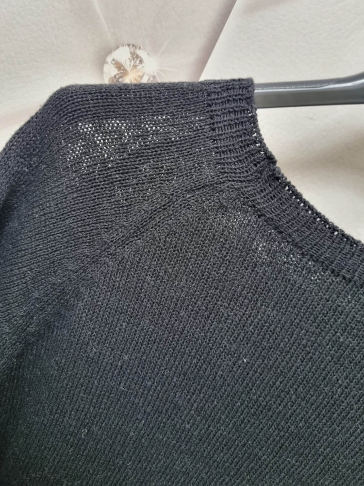 lekki-sweter-niciak-latynka-czarny-dekolt-okragly-rekaw-3-4-zloty-guzik-cienki-elastyczny-100-polyelyt-mikrowloknina-wiosenny-damski-butik-szykownia-7
