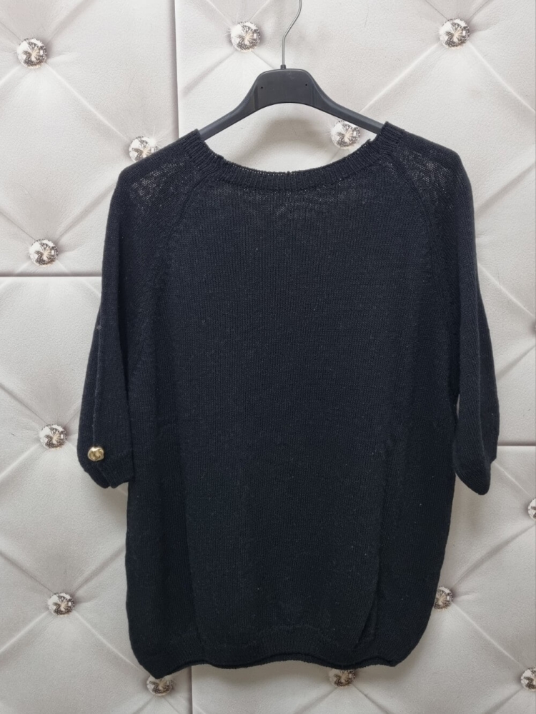 lekki-sweter-niciak-latynka-czarny-dekolt-okragly-rekaw-3-4-zloty-guzik-cienki-elastyczny-100-polyelyt-mikrowloknina-wiosenny-damski-butik-szykownia-8
