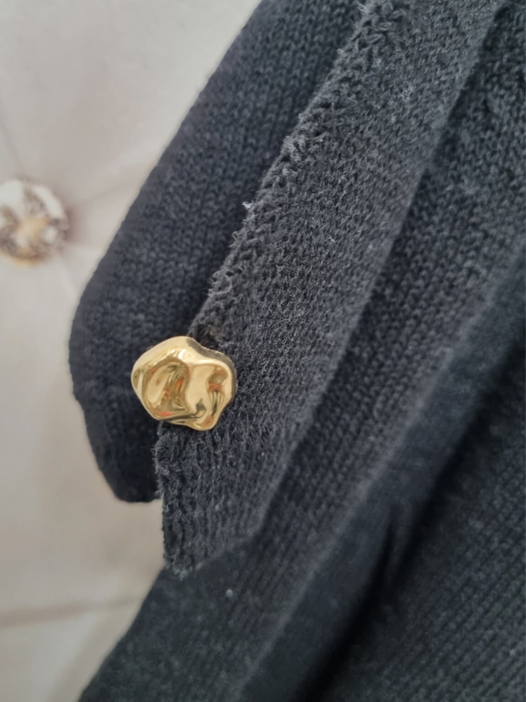 lekki-sweter-niciak-latynka-czarny-dekolt-okragly-rekaw-3-4-zloty-guzik-cienki-elastyczny-100-polyelyt-mikrowloknina-wiosenny-damski-butik-szykownia-9
