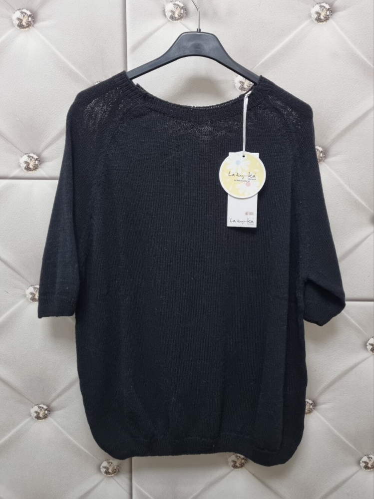 lekki-sweter-niciak-latynka-czarny-dekolt-okragly-rekaw-3-4-zloty-guzik-cienki-elastyczny-100-polyelyt-mikrowloknina-wiosenny-damski-butik-szykownia-10