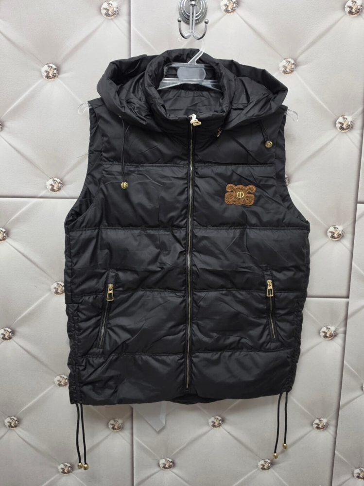 kamizelka-wiosenna-damska-czarna-happy-house-lekka-z-kapturem-odpinanym-stojka-zamek-kieszenie-regulacja-bokow-marszczenia-styl-sportowa-elegancja-butik-szykownia-8