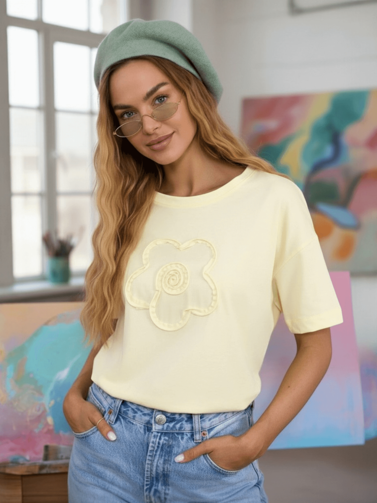 bluzka-kwiat-3d-latynka-pastelowy-zolty-tshirt-damski-bawelna-elastan-aplikacja-kwiat-3d-krotki-rekaw-polska-produkcja-rozmiary-standardowe-i-nadwymiary-modna-bluzka-damska-wiosna-butik-szykownia-2