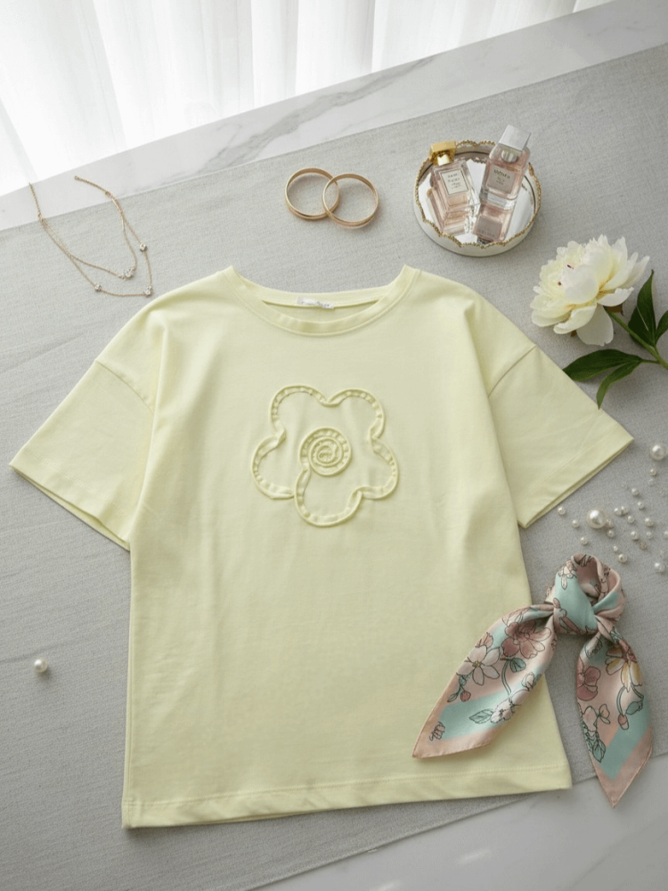 bluzka-kwiat-3d-latynka-pastelowy-zolty-tshirt-damski-bawelna-elastan-aplikacja-kwiat-3d-krotki-rekaw-polska-produkcja-rozmiary-standardowe-i-nadwymiary-modna-bluzka-damska-wiosna-butik-szykownia-3