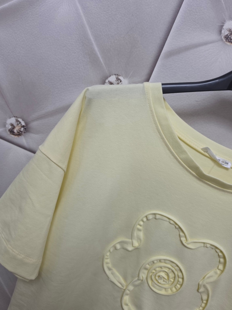 bluzka-kwiat-3d-latynka-pastelowy-zolty-tshirt-damski-bawelna-elastan-aplikacja-kwiat-3d-krotki-rekaw-polska-produkcja-rozmiary-standardowe-i-nadwymiary-modna-bluzka-damska-wiosna-butik-szykownia-10