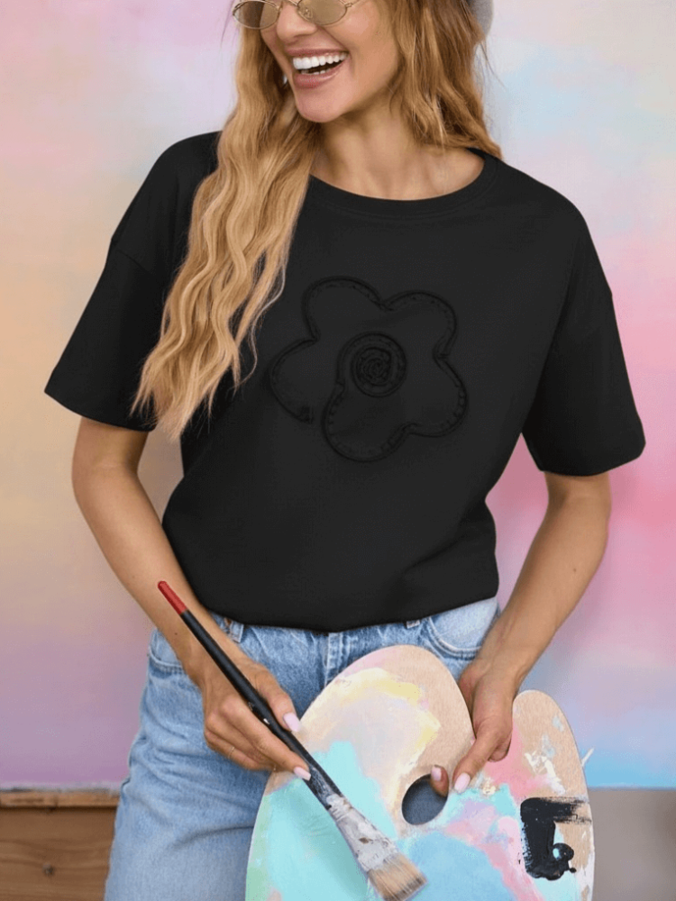 bluzka-kwiat-3d-latynka-czarna-tshirt-damski-bawelna-elastan-aplikacja-kwiat-3d-krotki-rekaw-polska-produkcja-rozmiary-standardowe-i-nadwymiary-modna-bluzka-damska-wiosna-butik-szykownia-1