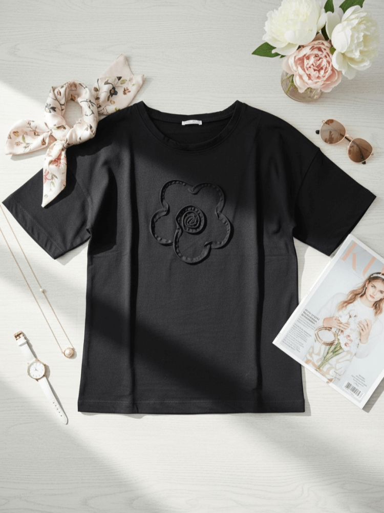 bluzka-kwiat-3d-latynka-czarna-tshirt-damski-bawelna-elastan-aplikacja-kwiat-3d-krotki-rekaw-polska-produkcja-rozmiary-standardowe-i-nadwymiary-modna-bluzka-damska-wiosna-butik-szykownia-3
