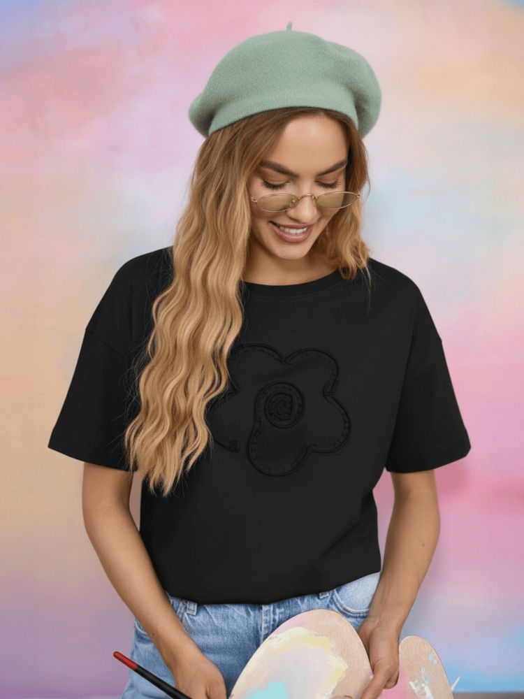 bluzka-kwiat-3d-latynka-czarna-tshirt-damski-bawelna-elastan-aplikacja-kwiat-3d-krotki-rekaw-polska-produkcja-rozmiary-standardowe-i-nadwymiary-modna-bluzka-damska-wiosna-butik-szykownia-4