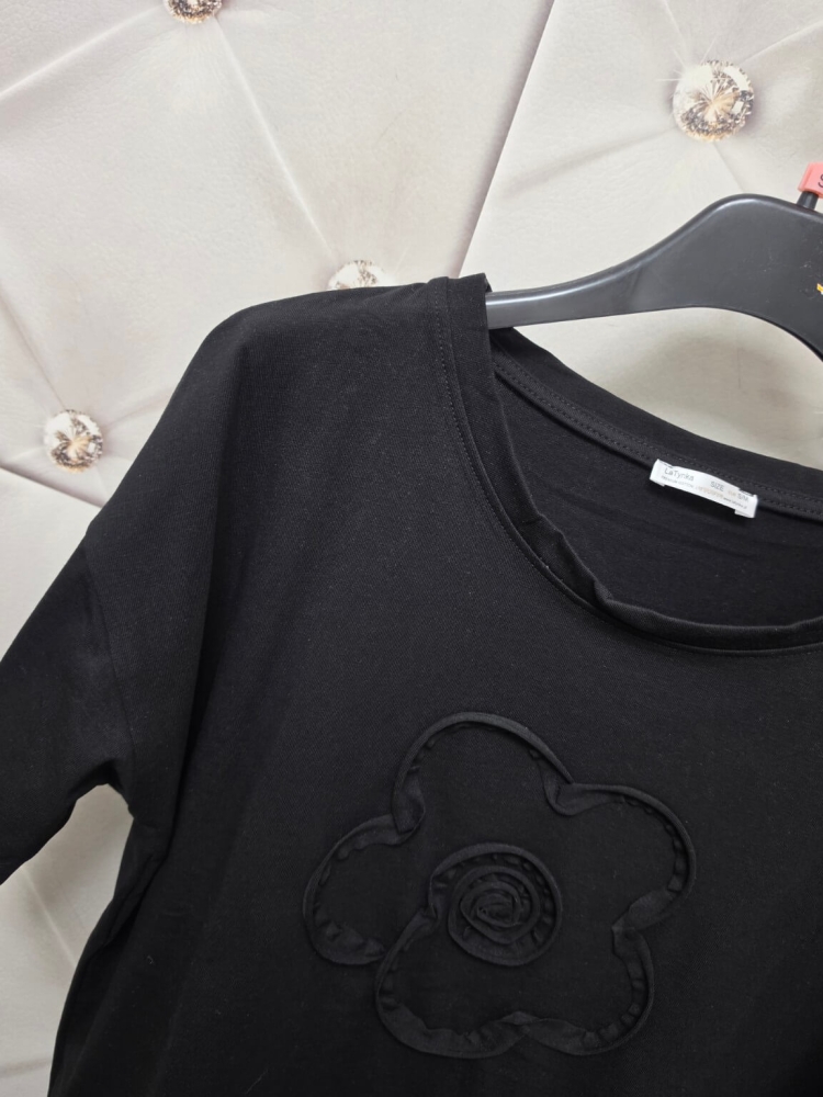 bluzka-kwiat-3d-latynka-czarna-tshirt-damski-bawelna-elastan-aplikacja-kwiat-3d-krotki-rekaw-polska-produkcja-rozmiary-standardowe-i-nadwymiary-modna-bluzka-damska-wiosna-butik-szykownia-8
