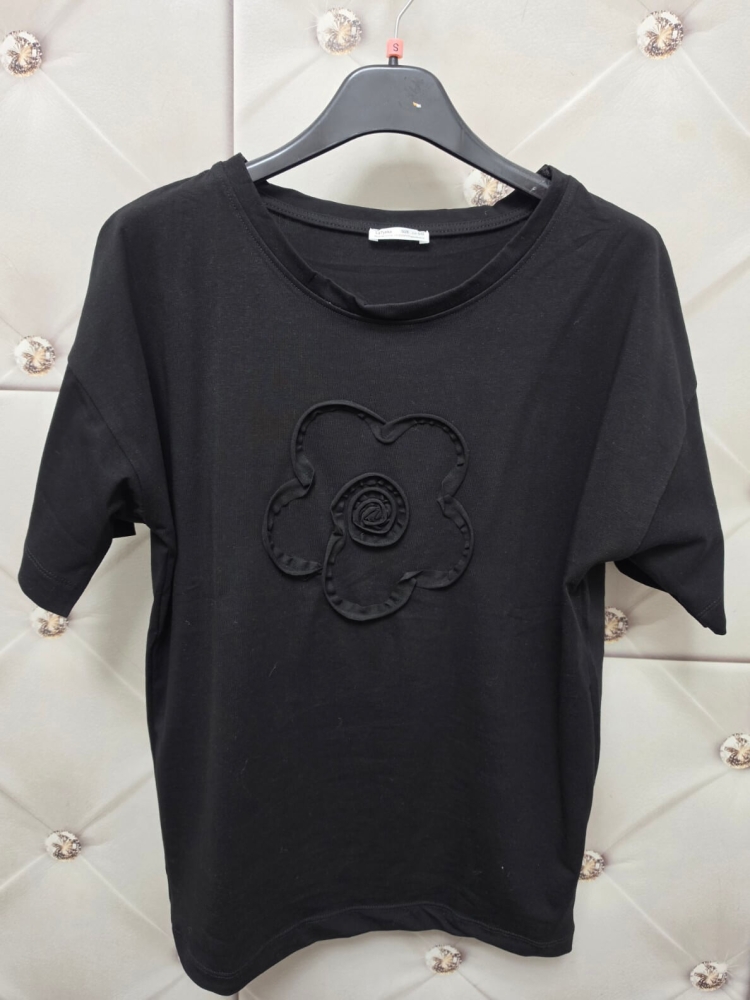 bluzka-kwiat-3d-latynka-czarna-tshirt-damski-bawelna-elastan-aplikacja-kwiat-3d-krotki-rekaw-polska-produkcja-rozmiary-standardowe-i-nadwymiary-modna-bluzka-damska-wiosna-butik-szykownia-9