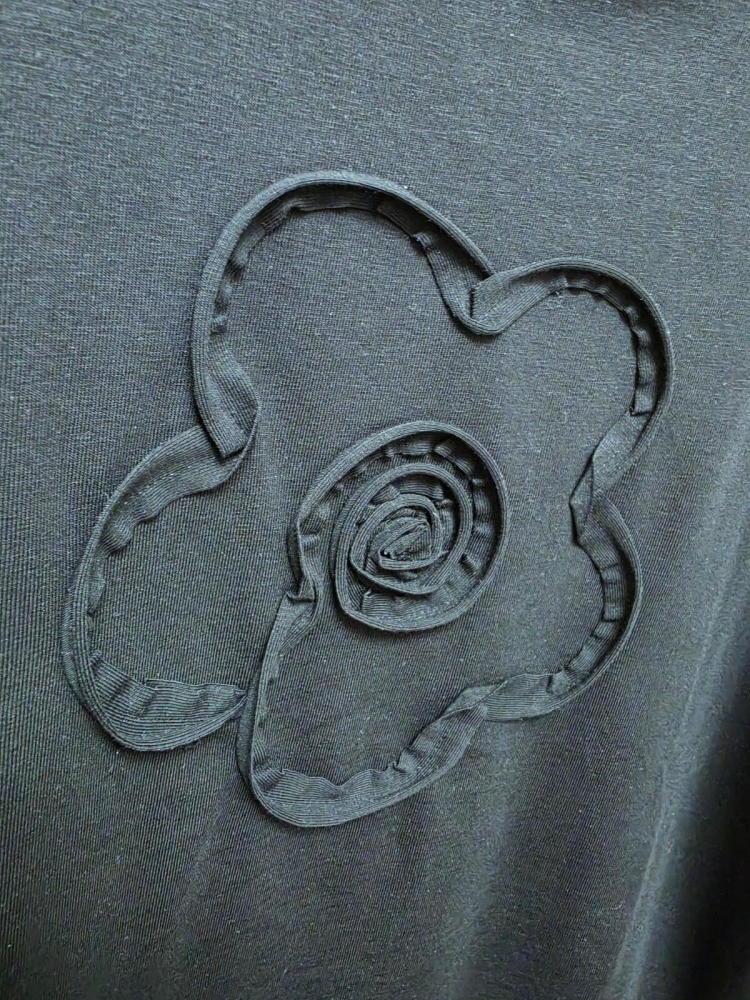 bluzka-kwiat-3d-latynka-czarna-tshirt-damski-bawelna-elastan-aplikacja-kwiat-3d-krotki-rekaw-polska-produkcja-rozmiary-standardowe-i-nadwymiary-modna-bluzka-damska-wiosna-butik-szykownia-10